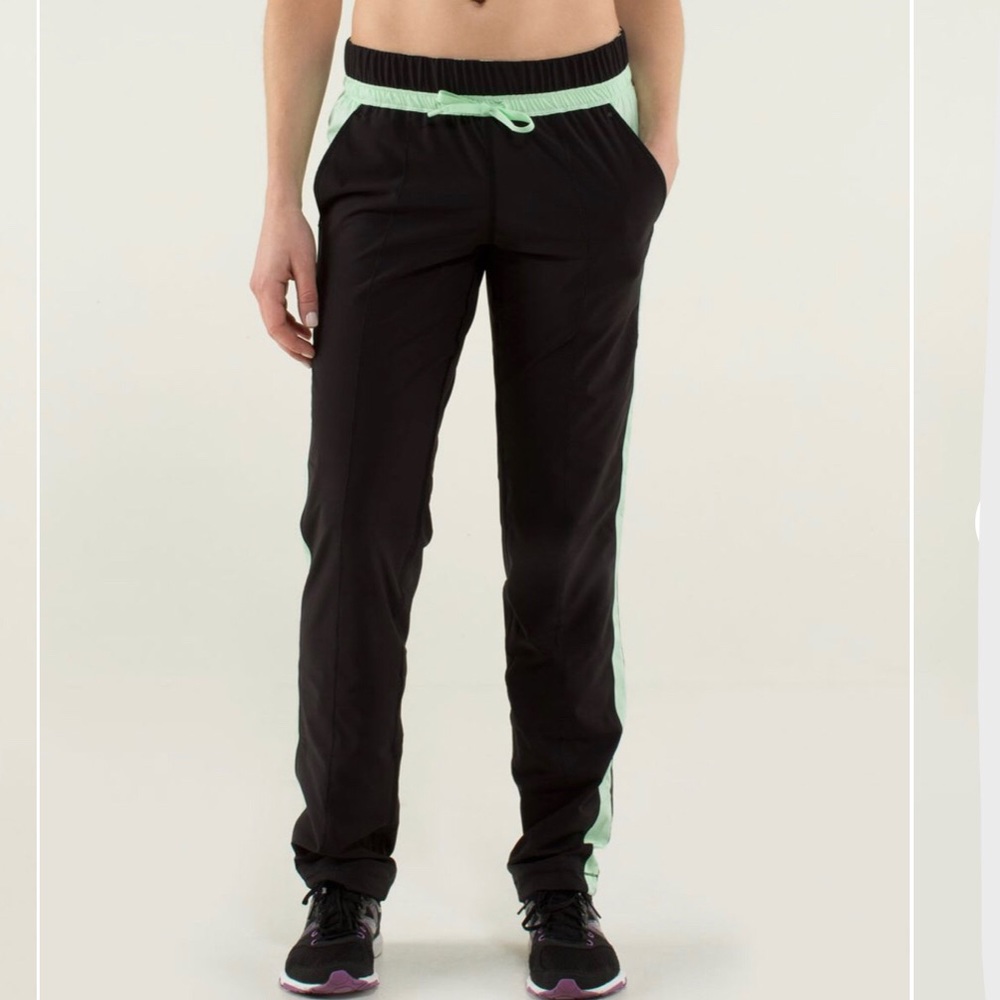 30 Lulu Run Bandit Track Pant
Black Stripe Fresh Teal